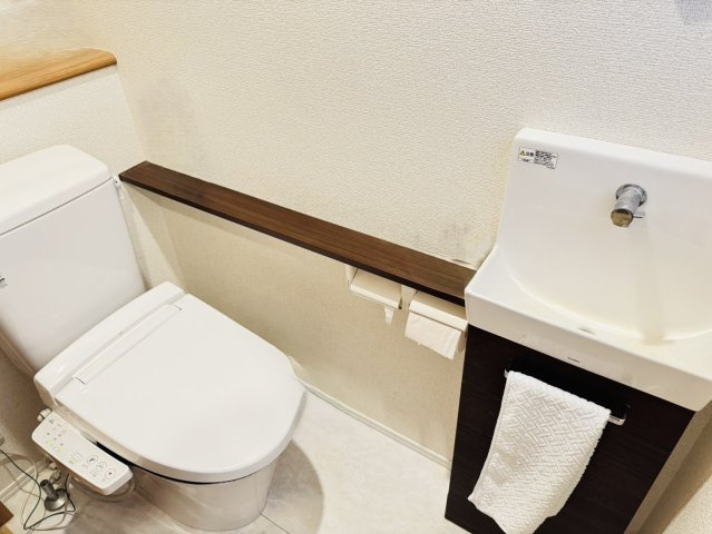 焼津市　石津　中古住宅　平屋建て　２LDＫのトイレ|手洗い器付きで使い勝手も◎