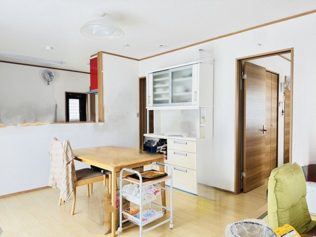 焼津市　石津　中古住宅　平屋建て　２LDＫの居間・リビング|自然光がたっぷり入る、明るいリビング♪