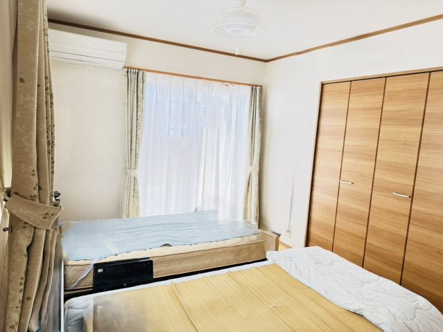 焼津市　石津　中古住宅　平屋建て　２LDＫの洋室|木目の建具がやさしい印象の、明るい洋室♪