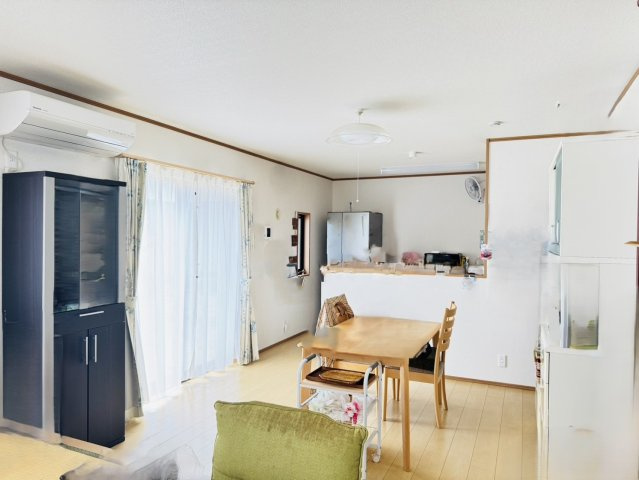 焼津市　石津　中古住宅　平屋建て　２LDＫの居間・リビング|日当たり良好なリビング♪