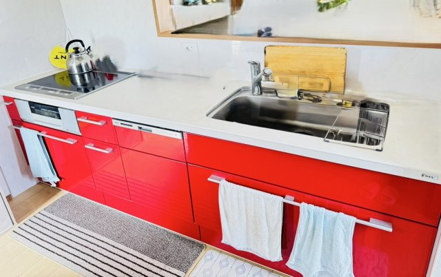 焼津市　石津　中古住宅　平屋建て　２LDＫのキッチン|鮮やかな赤が映えるスタイリッシュなキッチン♪
