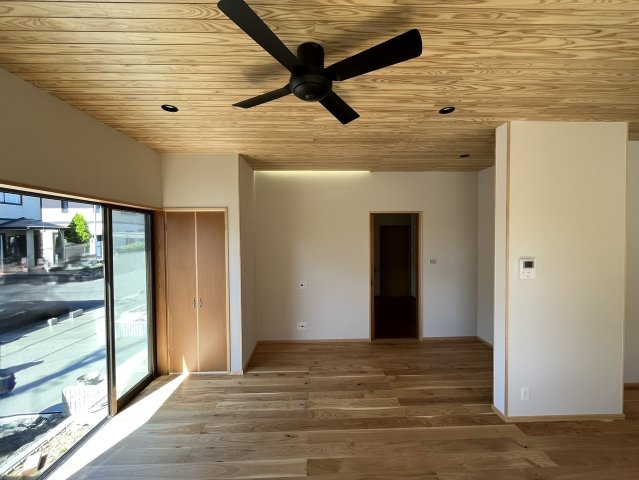 焼津市　三ケ名　中古住宅　5SLDKの居間・リビング|おしゃれなシーリングファンが空間のアクセントに♪