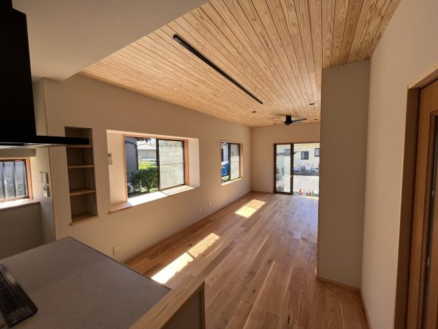 焼津市　三ケ名　中古住宅　5SLDKの居間・リビング|約21.5帖のリビング♪