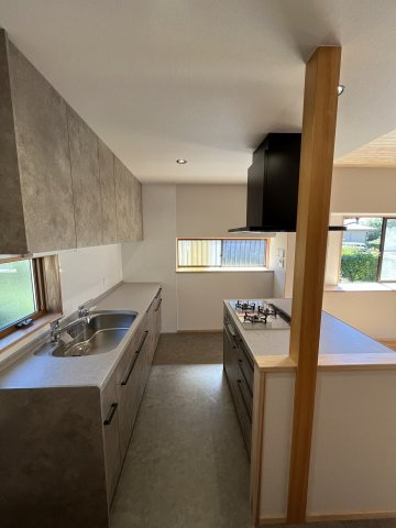 焼津市　三ケ名　中古住宅　5SLDKのキッチン|質感のある素材が美しい、上品なキッチン♪