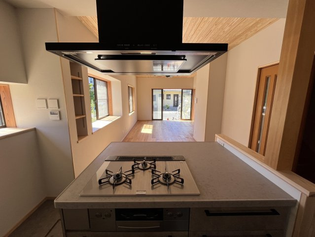 焼津市　三ケ名　中古住宅　5SLDKのキッチン|３口コンロ♪