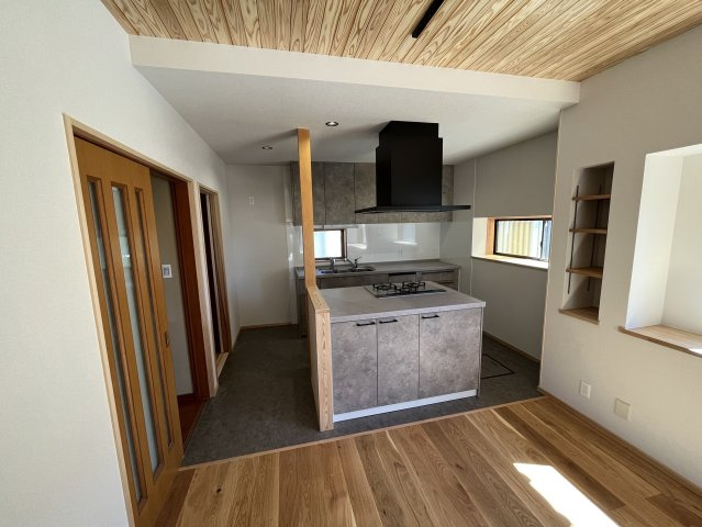 焼津市　三ケ名　中古住宅　5SLDKのキッチン|家族の顔を見ながら料理ができる対面スタイル♪