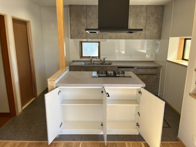 焼津市　三ケ名　中古住宅　5SLDKの収納|収納豊富で作業スペースも広く、使い勝手の良いキッチン♪