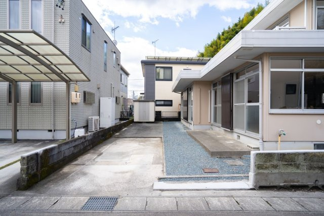 藤枝市　藤岡４丁目　中古住宅　３LDKの駐車場