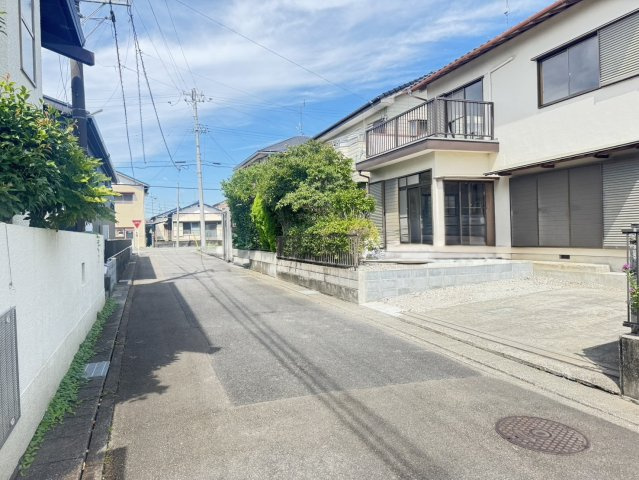 焼津市　坂本　中古住宅　5SLDKの前面道路含む現地写真