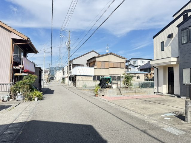 焼津市　本町３丁目　中古住宅　４LDKの前面道路含む現地写真