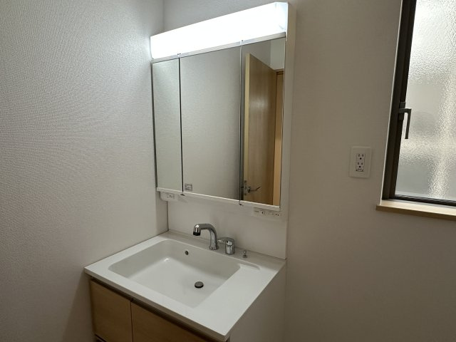 神戸市垂水区桃山台３丁目新築戸建１号棟の独立洗面台
