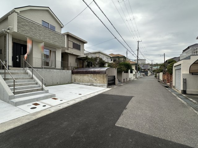 神戸市垂水区桃山台３丁目新築戸建１号棟の前面道路含む現地写真