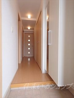 安芸高田市甲田町高田原のアパートの玄関|ミラー付き大型シューズボックス