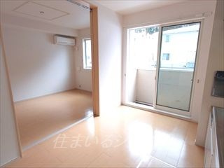 安芸高田市甲田町高田原のアパートの居間・リビング