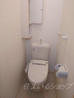 安芸高田市甲田町高田原のアパートのトイレ|シャワートイレ・収納あり