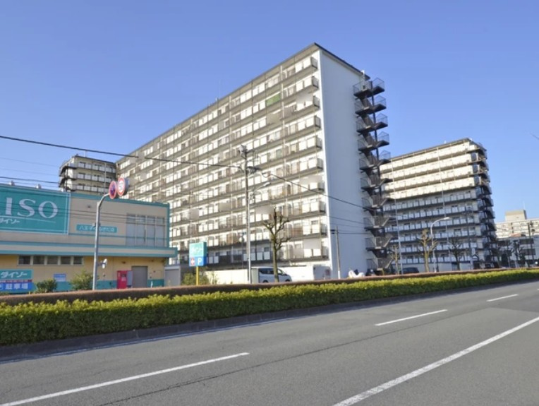 秀和めじろ台レジデンスの外観|白い外壁に茶色の手すりが目印の秀和めじろ台レジデンス。1972年12月の竣工と、築年数は経過していますが、外観の塗装はきれいに保たれており、管理体制の良さがうかがえるマンションです。