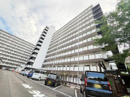 秀和めじろ台レジデンスの外観|道幅が広い場所は日当たりや風通が良好です。幅が広いのですれ違いも可能ですし大きな車でも駐車可能！一方で、大型車が通ることも多くなるため交通量の増加により騒音に繋がります。