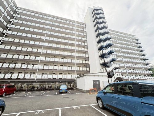 秀和めじろ台レジデンスの外観|道幅が広い場所は日当たりや風通が良好です。幅が広いのですれ違いも可能ですし大きな車でも駐車可能！一方で、大型車が通ることも多くなるため交通量の増加により騒音に繋がります。