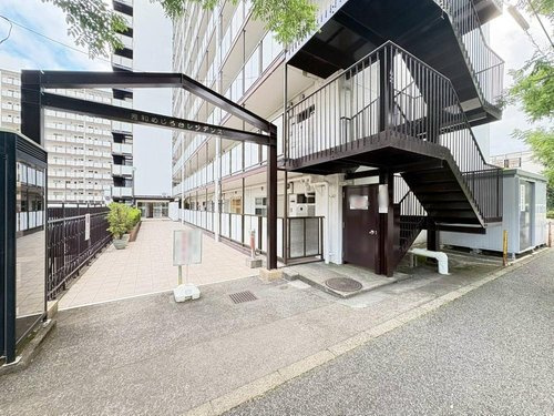 秀和めじろ台レジデンスの外観