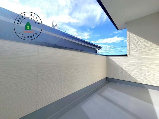 那珂川市今光8丁目第3-2棟（1号棟）の外観：施工例|風をしっかりと感じられるバルコニーでは、毎日が洗濯日和です。広々としているので洗濯も楽しくなるでしょうし、気分転換にバルコニーからの眺めを楽しむのもいいでしょう。