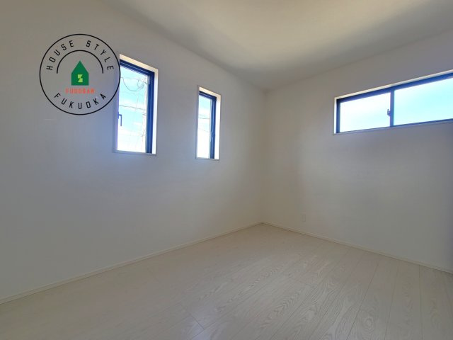 那珂川市今光8丁目第3-2棟（1号棟）の内観：施工例|落ち着いた色調の洋室です。