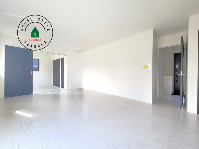 那珂川市今光8丁目第3-2棟（1号棟）の内観：施工例|ご家族を近くに感じられる対面キッチンのLDK。会話もはずみそうですね。