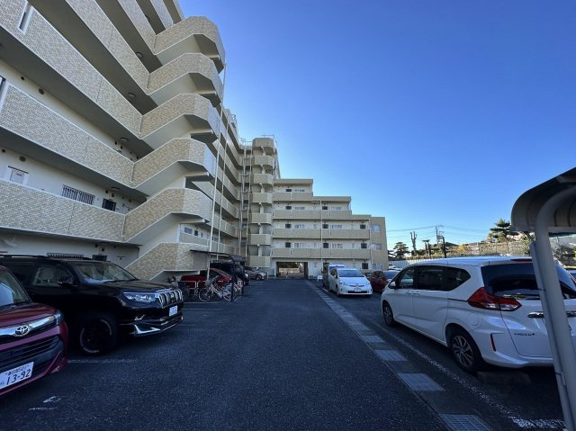 ロイヤルコートムラタの駐車場