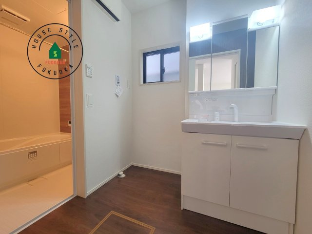 那珂川市今光8丁目第3-2棟（2号棟）の内観：施工例|ゆとりの洗面スペースで朝の身支度もスムーズに。暮らしを快適に変えるシャワー付洗面台です！