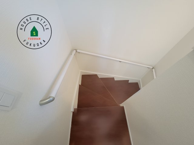 那珂川市今光8丁目第3-2棟（2号棟）の内観：施工例|階段からも明るい光が入ります。採光や通風も階段の重要な役割です。