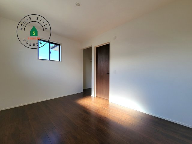 那珂川市今光8丁目第3-2棟（2号棟）の内観：施工例|柔らかい陽光が差し込む明るいお部屋を演出する設計。彩光の取れる窓が気持ちの良いお部屋を創り上げます。