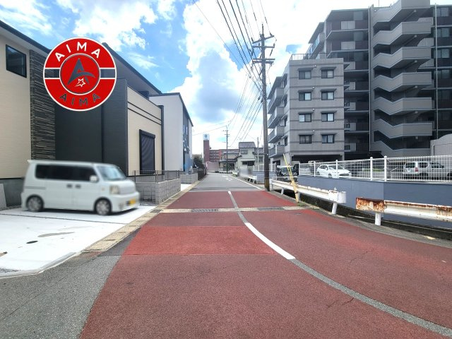 那珂川市今光8丁目第3-2棟（2号棟）の前面道路含む現地写真|前面道路は閑静な住宅地をはしる車通りの少ない道路。お車の出し入れが苦手なママや小さなお子様にも安心ですね。しっかり舗装もされているので、ベビーカーや自転車で通っても快適に通行できます。