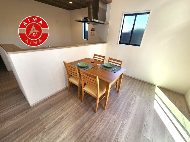 那珂川市今光8丁目第3-2棟（2号棟）のダイニング|キッチンから立ち込める香りが今日の料理を期待させます。