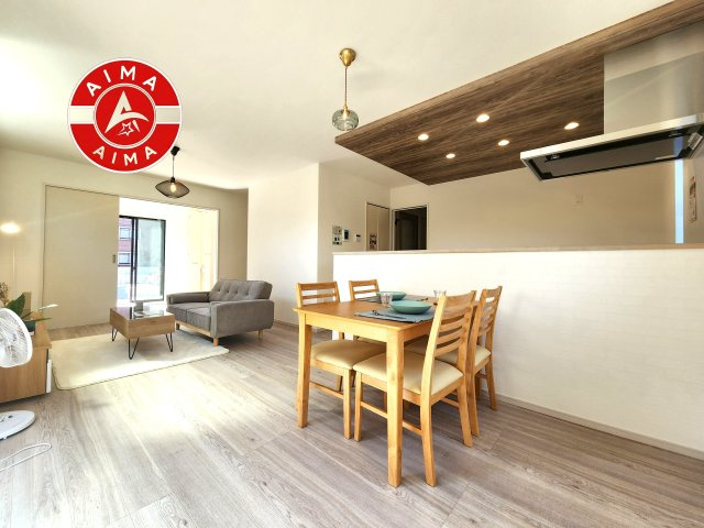 那珂川市今光8丁目第3-2棟（2号棟）の居間・リビング|明るく開放的なリビングダイニングは豊かな陽光が注ぎ込み、やすらぎの空間を演出してくれます。ご家族で楽しいひとときをお過ごし下さい。