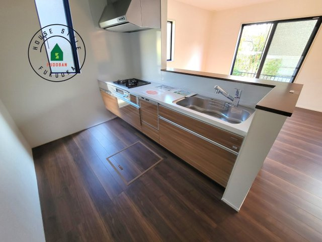 那珂川市今光8丁目第3-2棟（2号棟）の内観：施工例|ダイニングテーブルへの配膳がラクラク、お料理はかどるカウンター付きシステムキッチン！