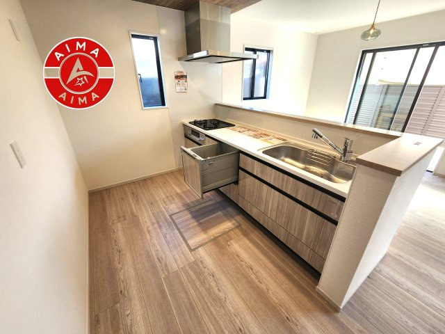 那珂川市今光8丁目第3-2棟（2号棟）のキッチン|ダイニングテーブルへの配膳がラクラク、お料理はかどるカウンター付きシステムキッチン！