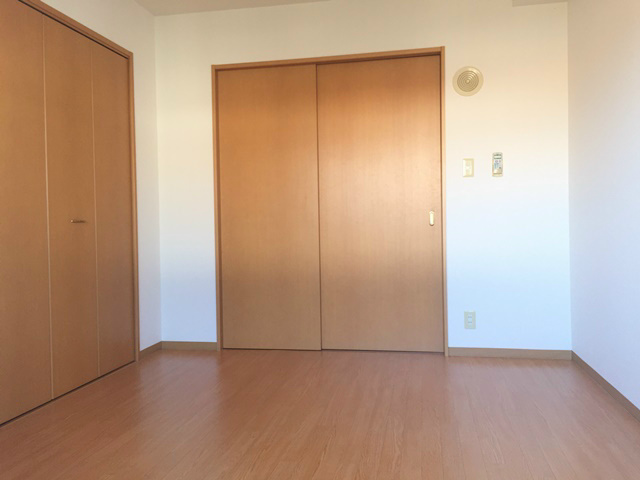 岸和田市土生町の賃貸マンションの居間・リビング|ゆったりとした居間です