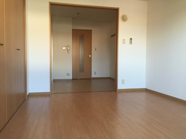 岸和田市土生町の賃貸マンションの居間・リビング|こちらのリビングで趣味の時間をお楽しみください