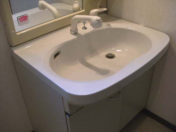 ガーデンハウスC棟の独立洗面台|独立洗面台、小物を置くことができて便利です