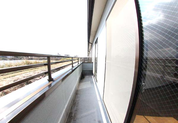 ガーデンハウスC棟のバルコニー|開放的で明るい空間を演出してくれるバルコニーです