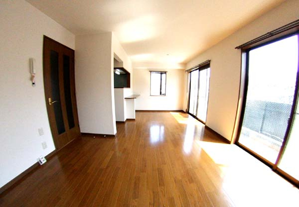 ガーデンハウスC棟の居間・リビング|こちらのリビングで趣味の時間をお楽しみください