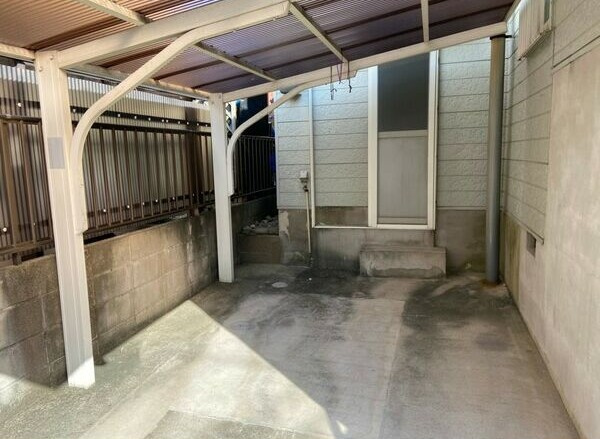 木賀本郷町東１２６－５貸家の駐車場