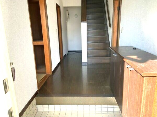 木賀本郷町東１２６－５貸家の玄関