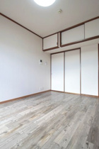 落ち着いた色調の寝室です