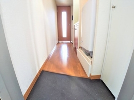 収納もある玄関です