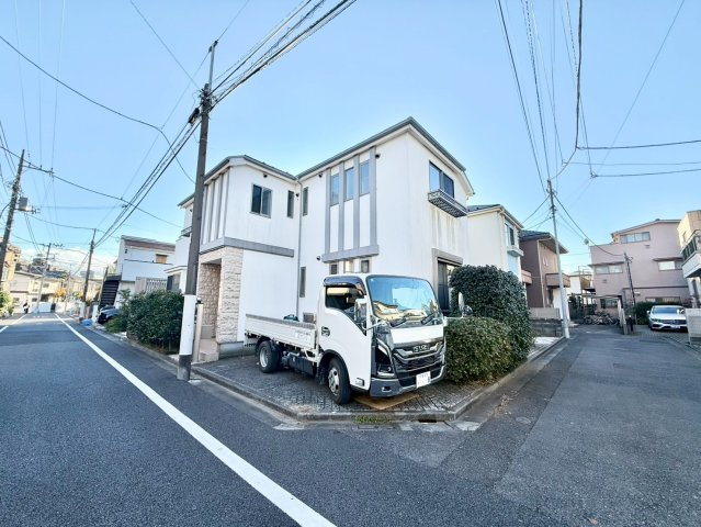 杉並区桃井1丁目　中古戸建の前面道路含む現地写真|2025.12.05撮影

現地ご見学希望・資料請求などお気軽にお問い合わせ下さい！
03-5990-5201