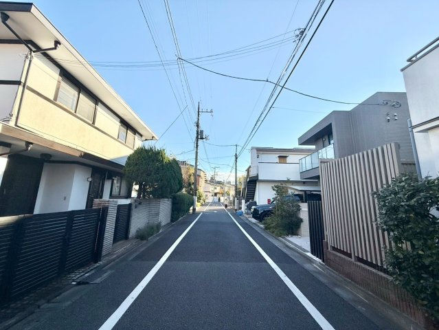 杉並区桃井1丁目　中古戸建の前面道路含む現地写真|2025.12.05撮影

現地ご見学希望・資料請求などお気軽にお問い合わせ下さい！
03-5990-5201
