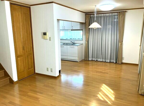 古知野町久保見６６貸家の居間・リビング