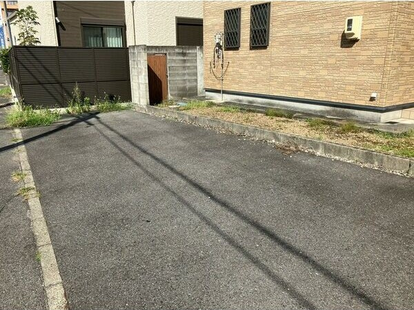古知野町久保見６６貸家の駐車場