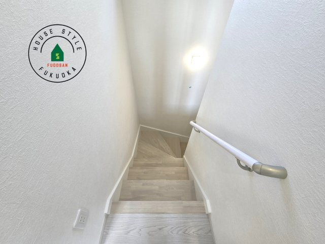 糸島市前原南2丁目第1-1棟(1号棟)　の内観：施工例|＜手すり付階段＞手すりがないと階段の昇り降りで危険なことはもちろん、壁に手をつきながら歩くことで壁紙が汚れやすくなります。すべての方に快適に昇り降りしていただくため、手すりを設置しました。