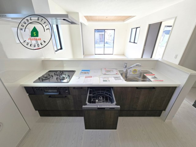 糸島市前原南2丁目第1-1棟(1号棟)　の内観：施工例|ご家族を近くに感じられる対面キッチンのLDK。会話もはずみそうですね。